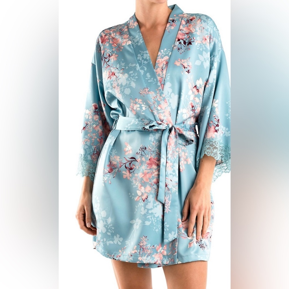 In Bloom

Fernwood Tied Lace-Trim Short Robe, Size XS/S Colour ADRATIC B…